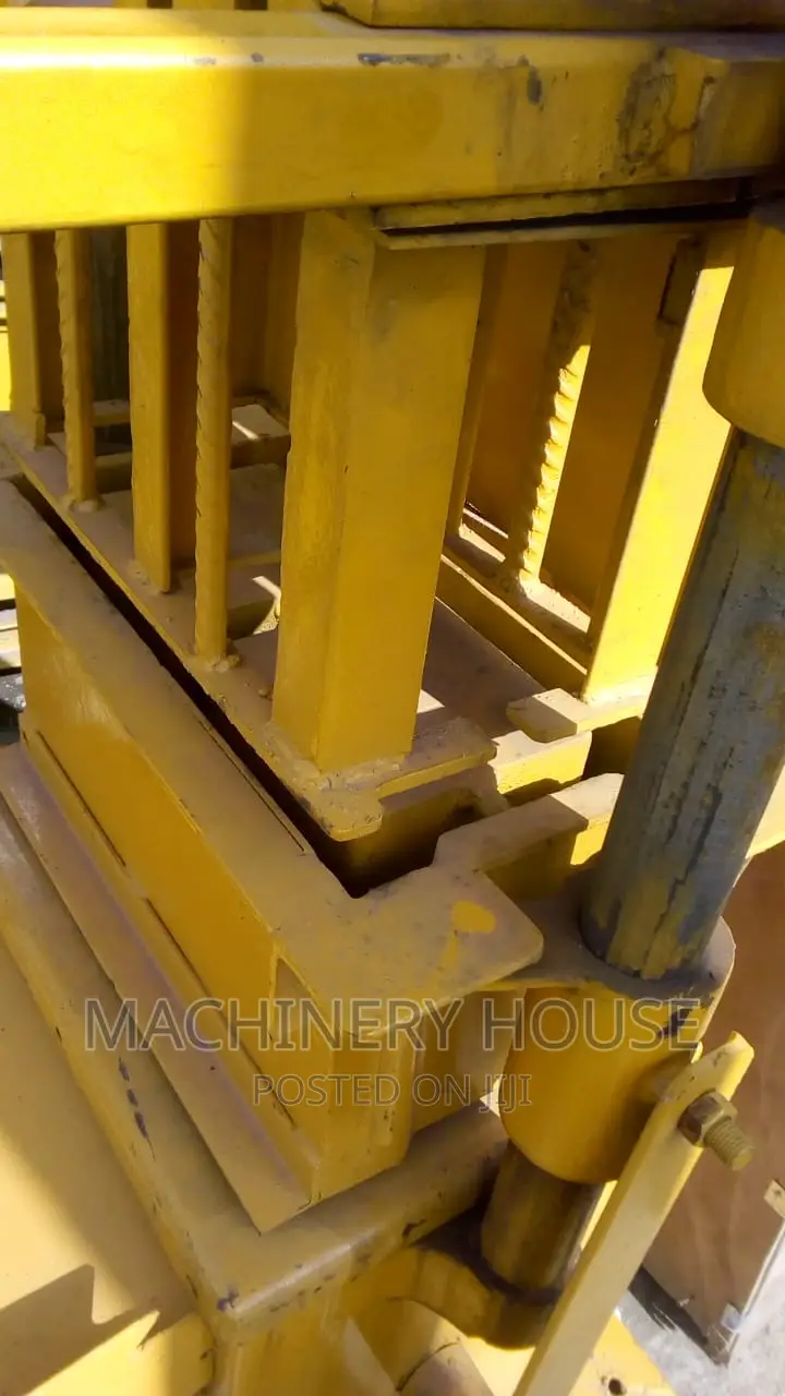 Concrete Block Molding Machine