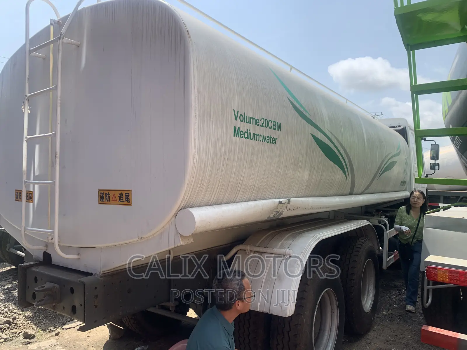 Foreign Used Howo Water Tanker Truck 10 Tires.