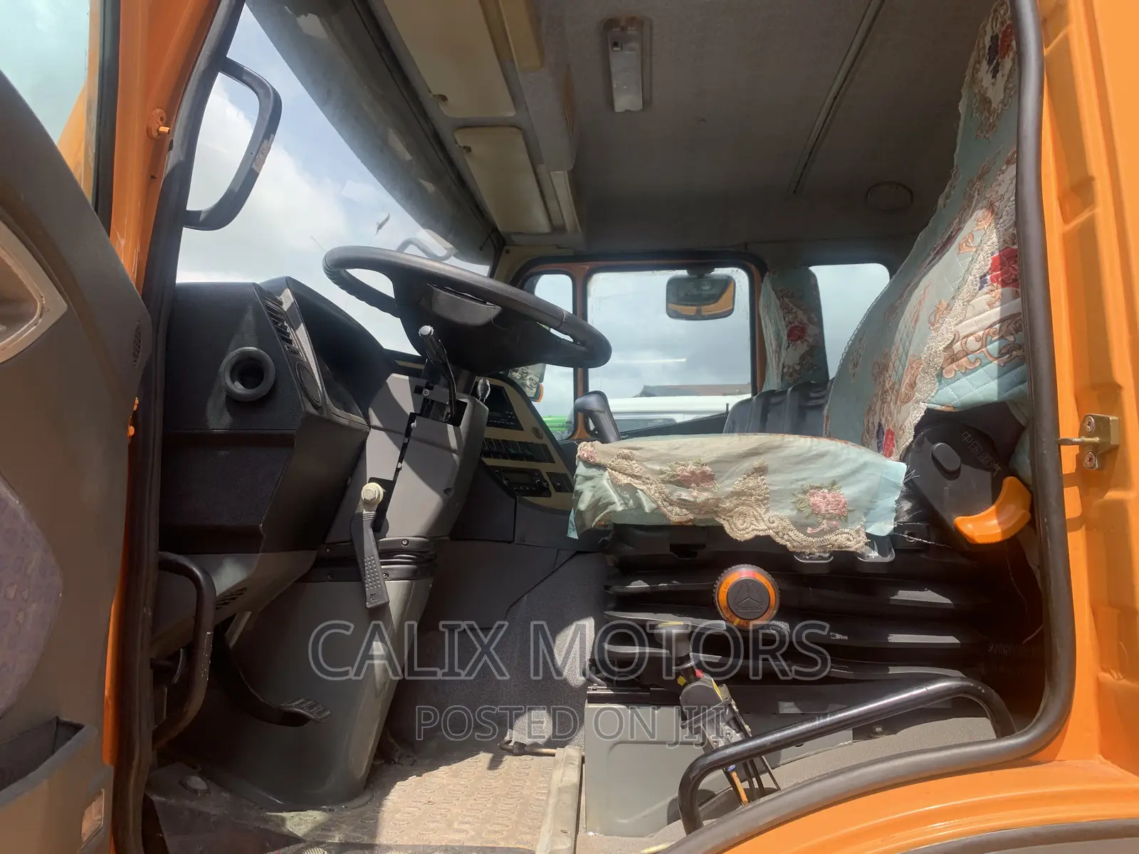 Foreign Used Howo Truck Tipper 10 Tires.