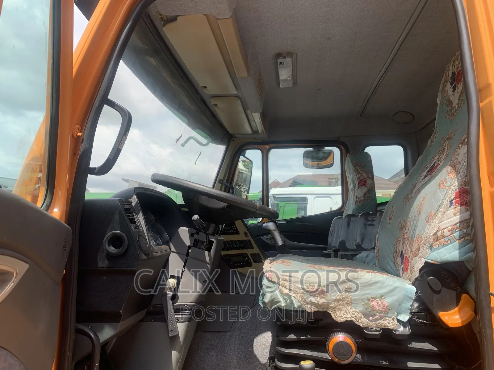 Foreign Used Howo Truck Tipper 10 Tires.