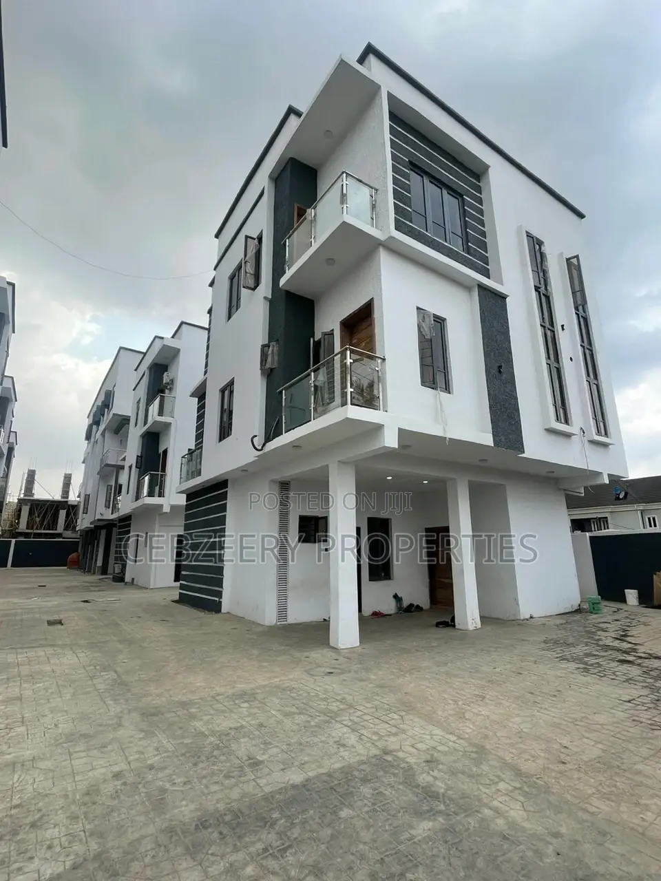 4bdrm Duplex in Ikeja for sale