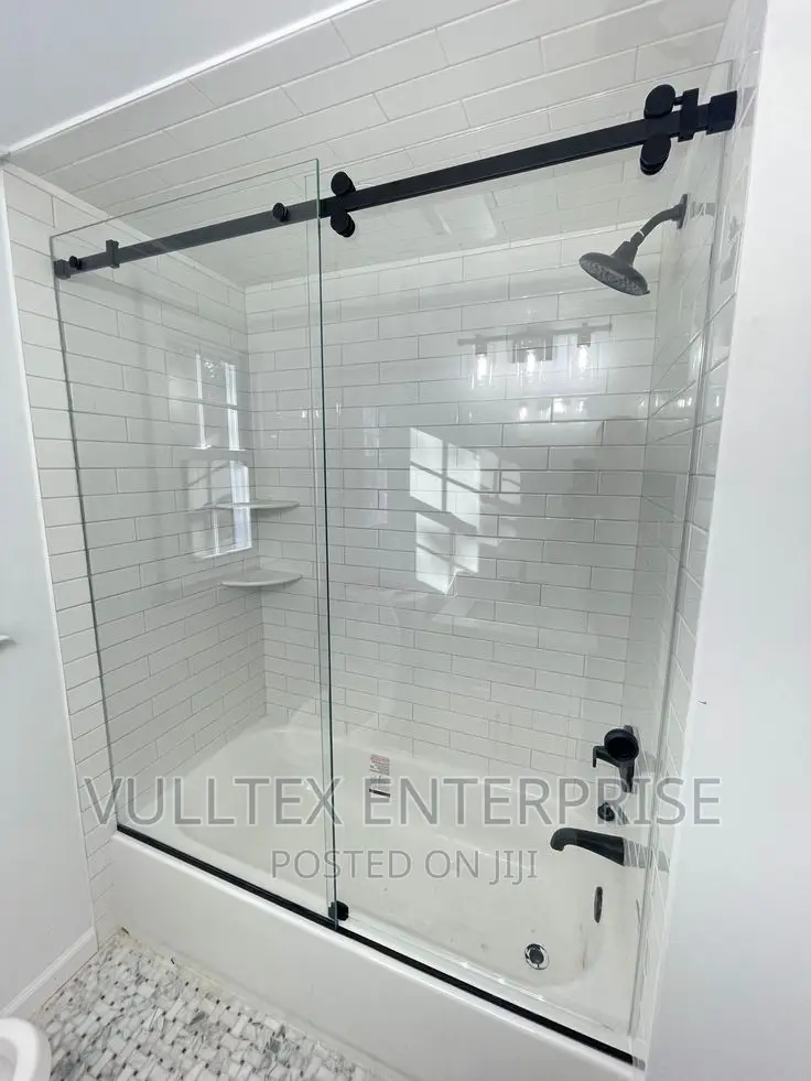 Plain Glass Bath Cubicle