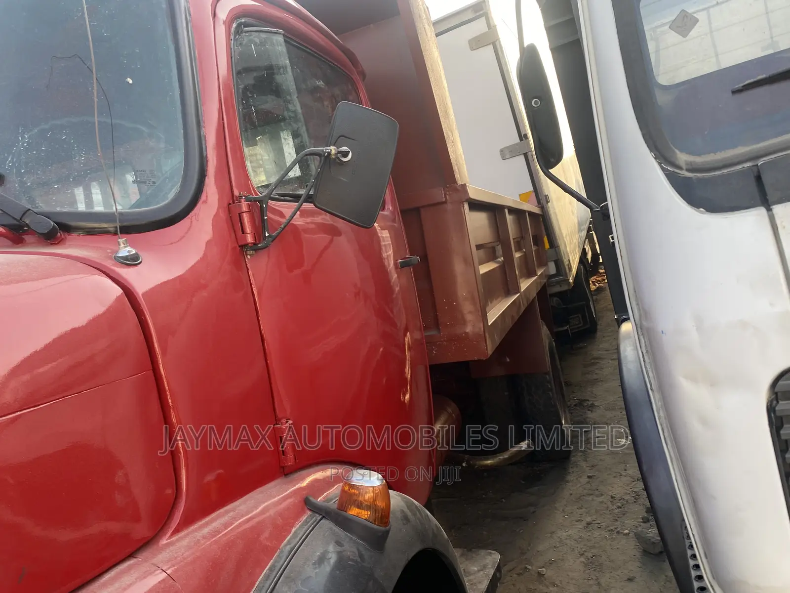 Mercedes Benz 911 Red Tipper