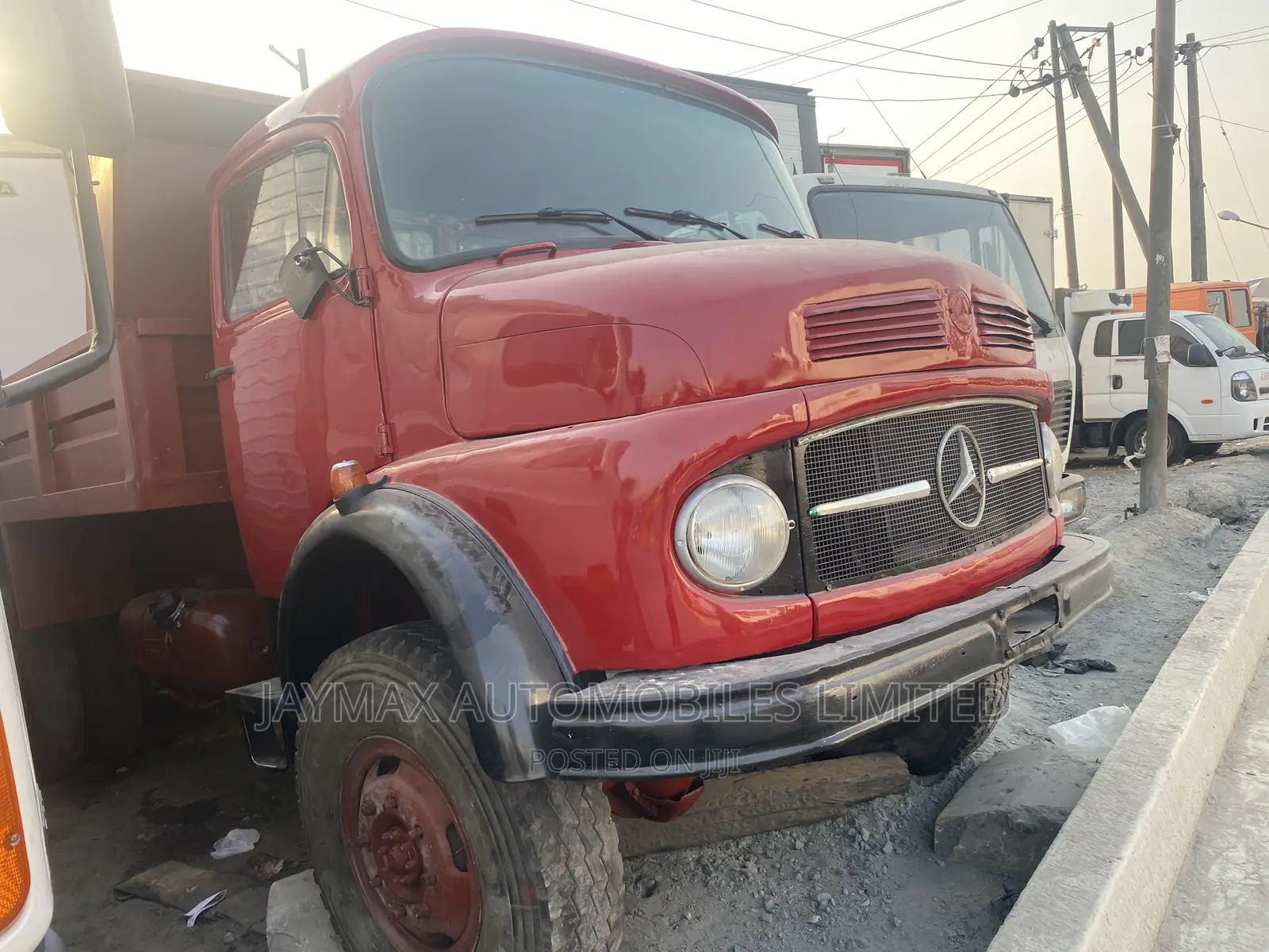 Mercedes Benz 911 Red Tipper