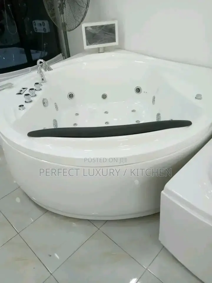 Executive Round Jacuzzi With Television