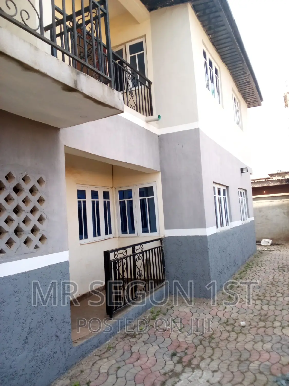 10bdrm Block of Flats in Double T Estate, Akala Express for sale