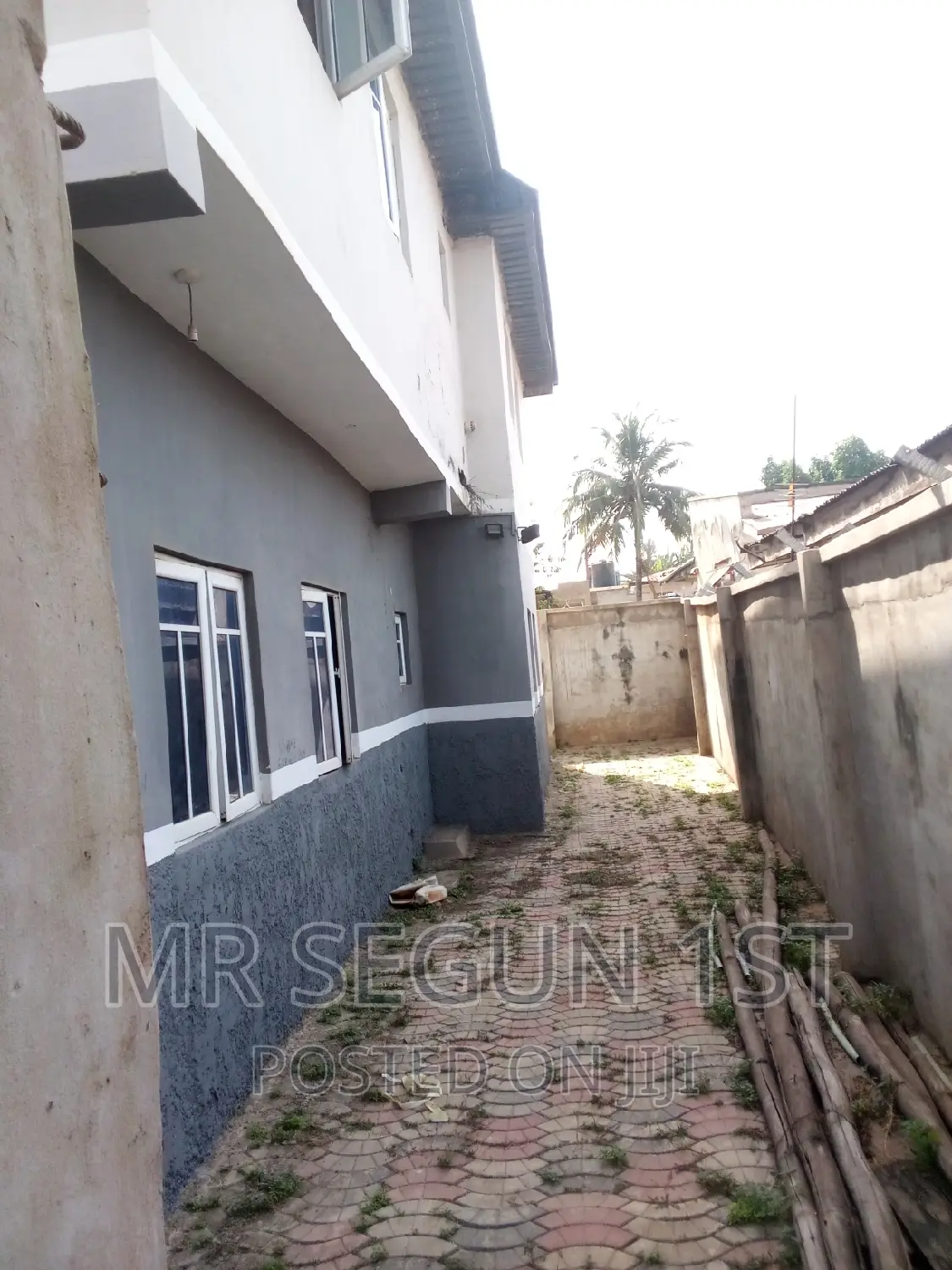 10bdrm Block of Flats in Double T Estate, Akala Express for sale