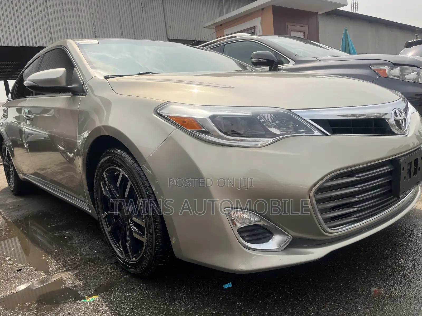 Toyota Avalon XLE Premium FWD Sedan (3.6L 6cyl 6A) 2016 Gold
