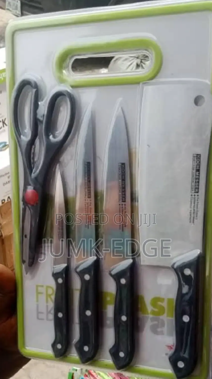 Set of Knives With Chopping Board