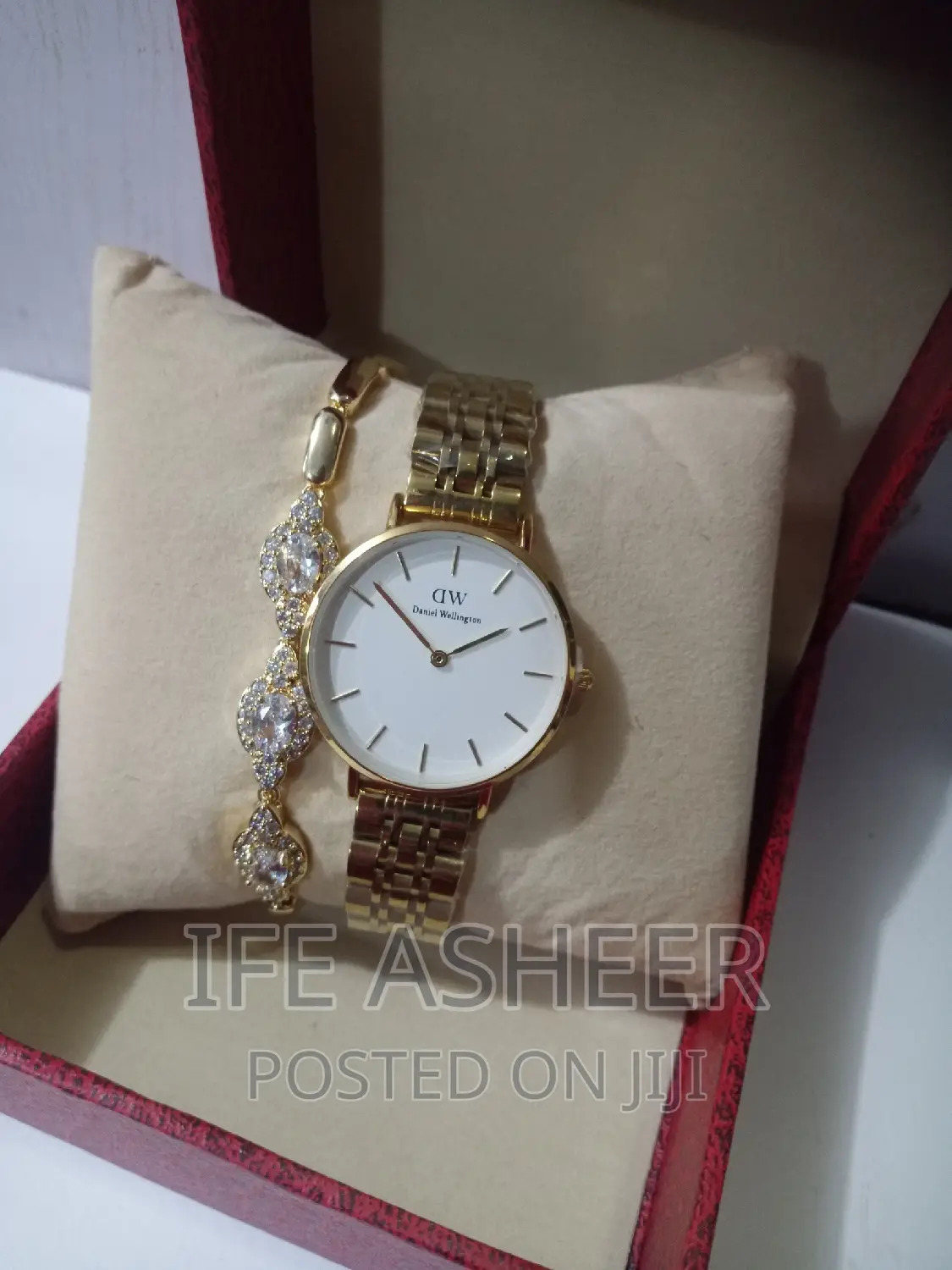 DW Ladies Gold Wristwatch With Bracelet 001 - Gold