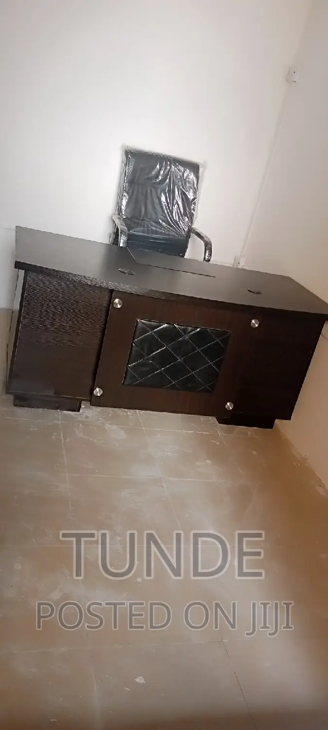 Modern Executive Wooden Office Table With Drawers.