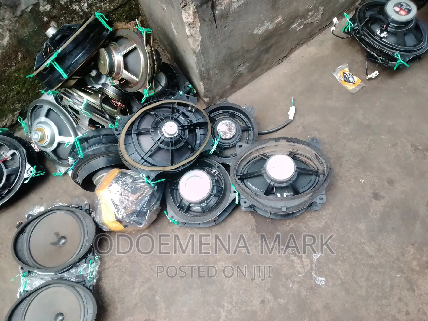 All Cars Spekers Are Available Now With Woofer Speaker