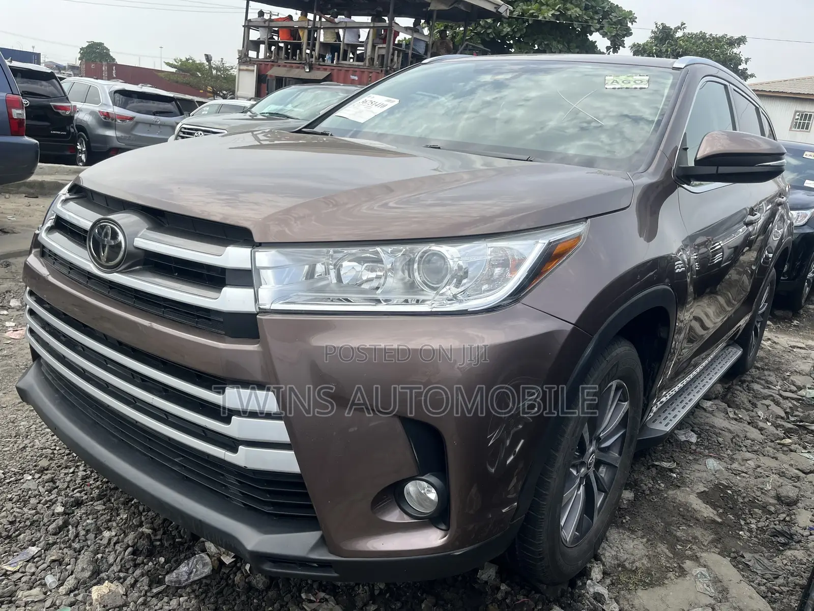 Toyota Highlander XLE 4x4 V6 (3.5L 6cyl 8A) 2018 Brown