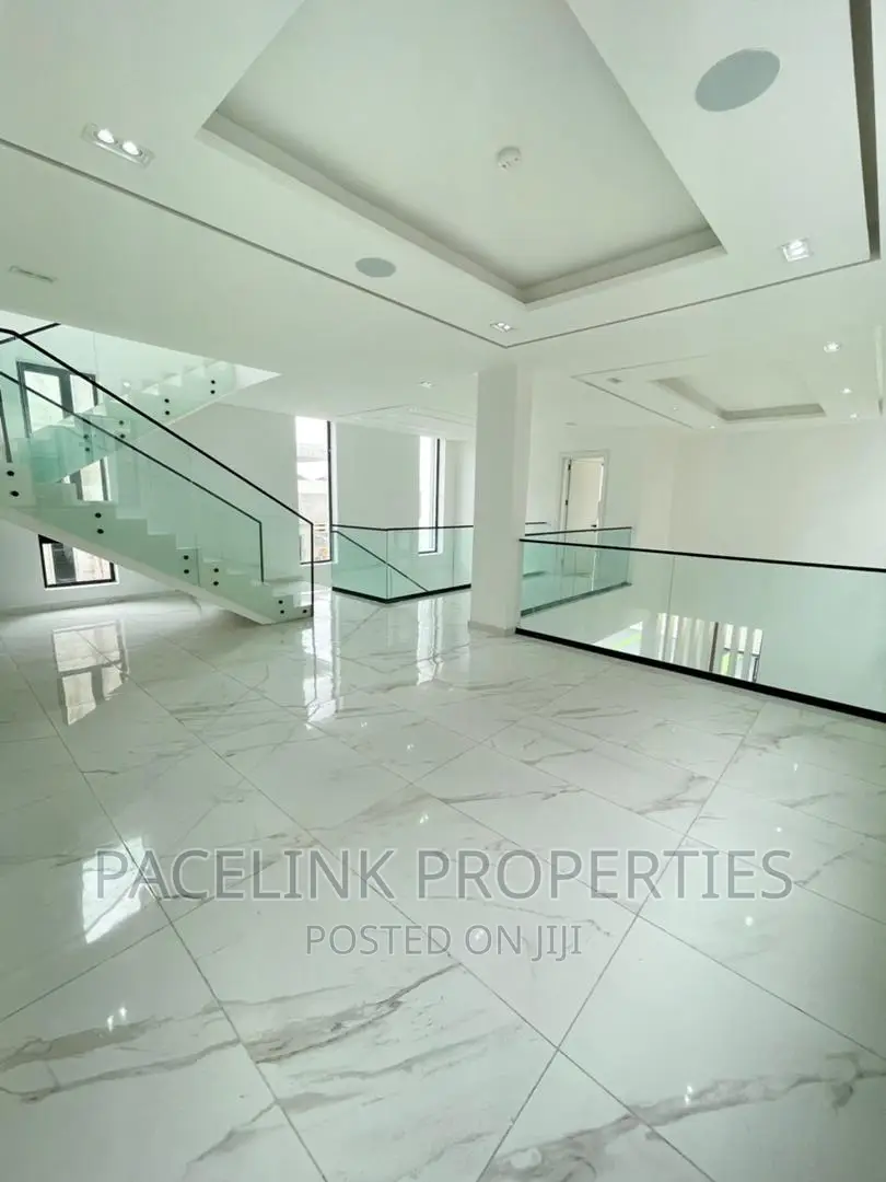 5bdrm Mansion in Chevron for sale