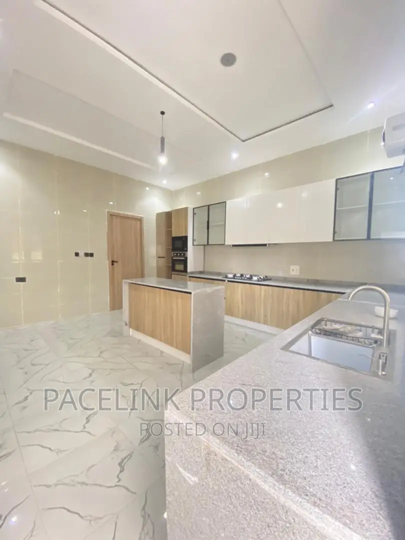 5bdrm Mansion in Chevron for sale