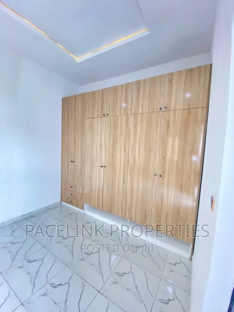 5bdrm Mansion in Chevron for sale