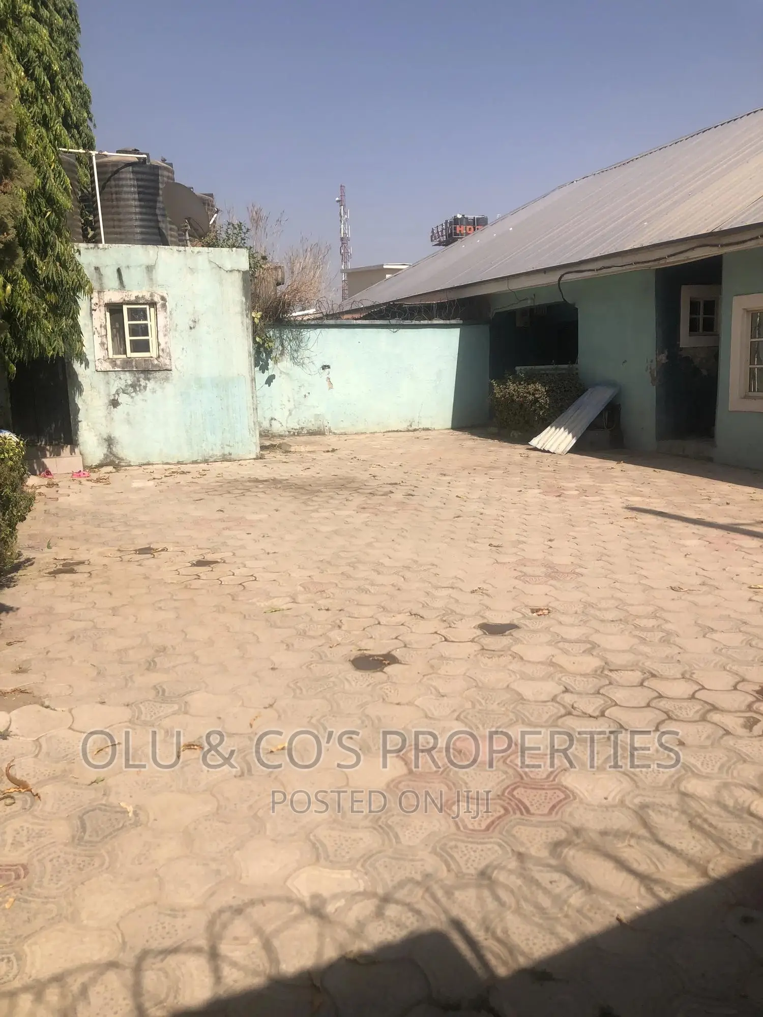 6bdrm Bungalow in Aco Amac Estate, Lugbe District for sale