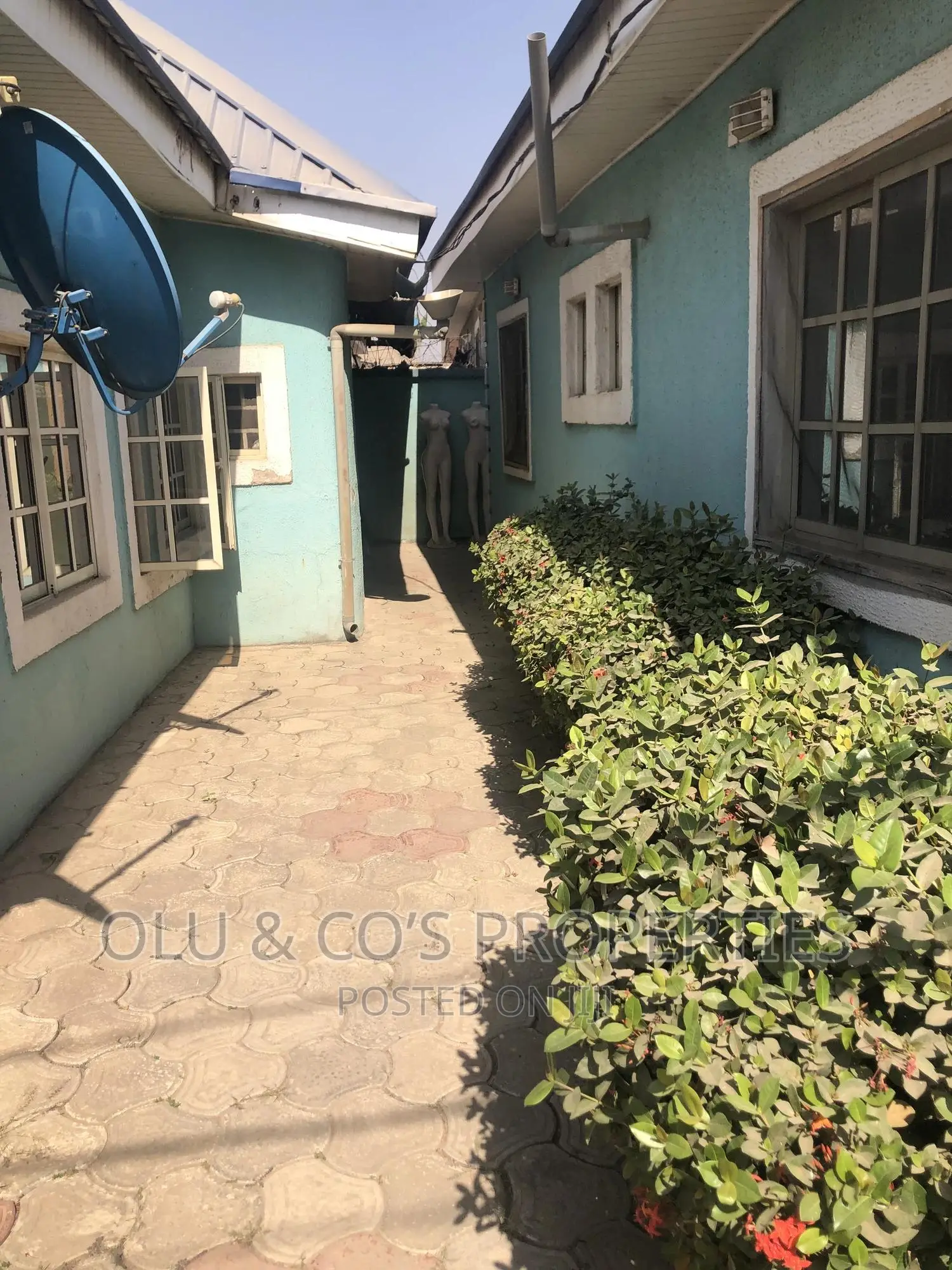 6bdrm Bungalow in Aco Amac Estate, Lugbe District for sale