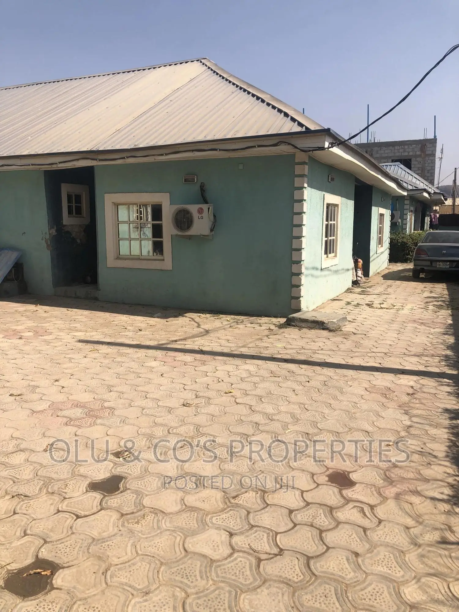 6bdrm Bungalow in Aco Amac Estate, Lugbe District for sale