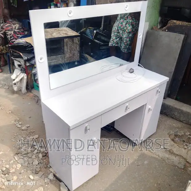 Dressing Mirror Furnitures