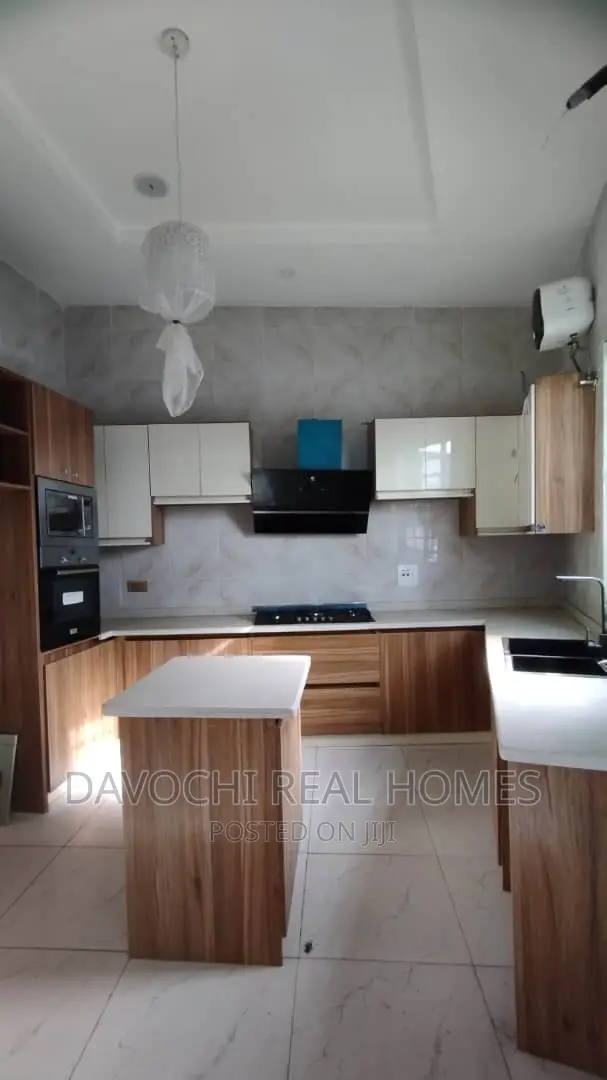 5bdrm Duplex in Chevron, Lekki for sale