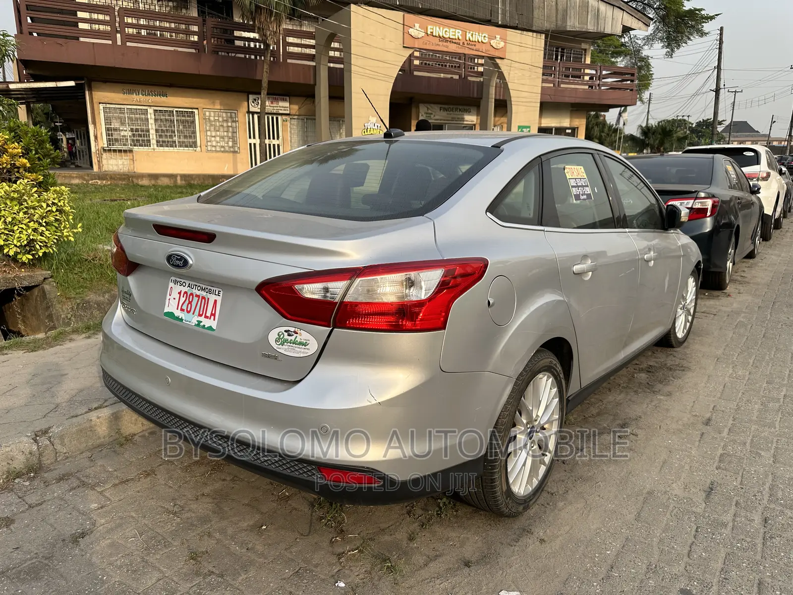 Ford Focus SEL Sedan FWD (2.0L 4cyl 6A) 2012 Silver