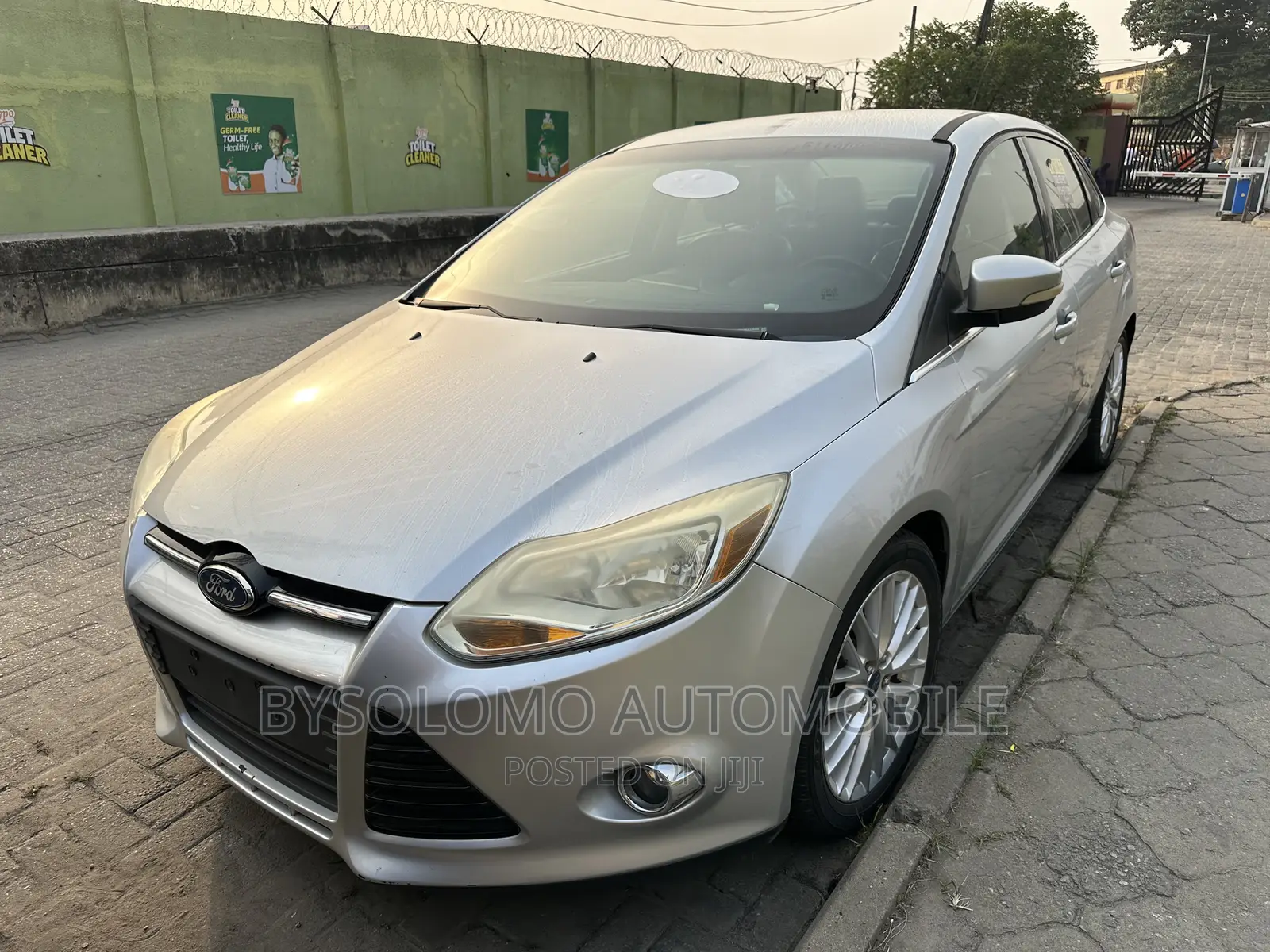 Ford Focus SEL Sedan FWD (2.0L 4cyl 6A) 2012 Silver