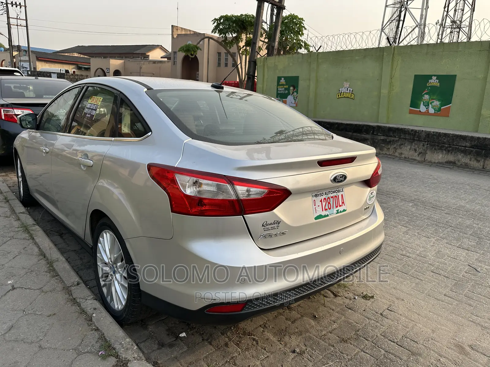 Ford Focus SEL Sedan FWD (2.0L 4cyl 6A) 2012 Silver