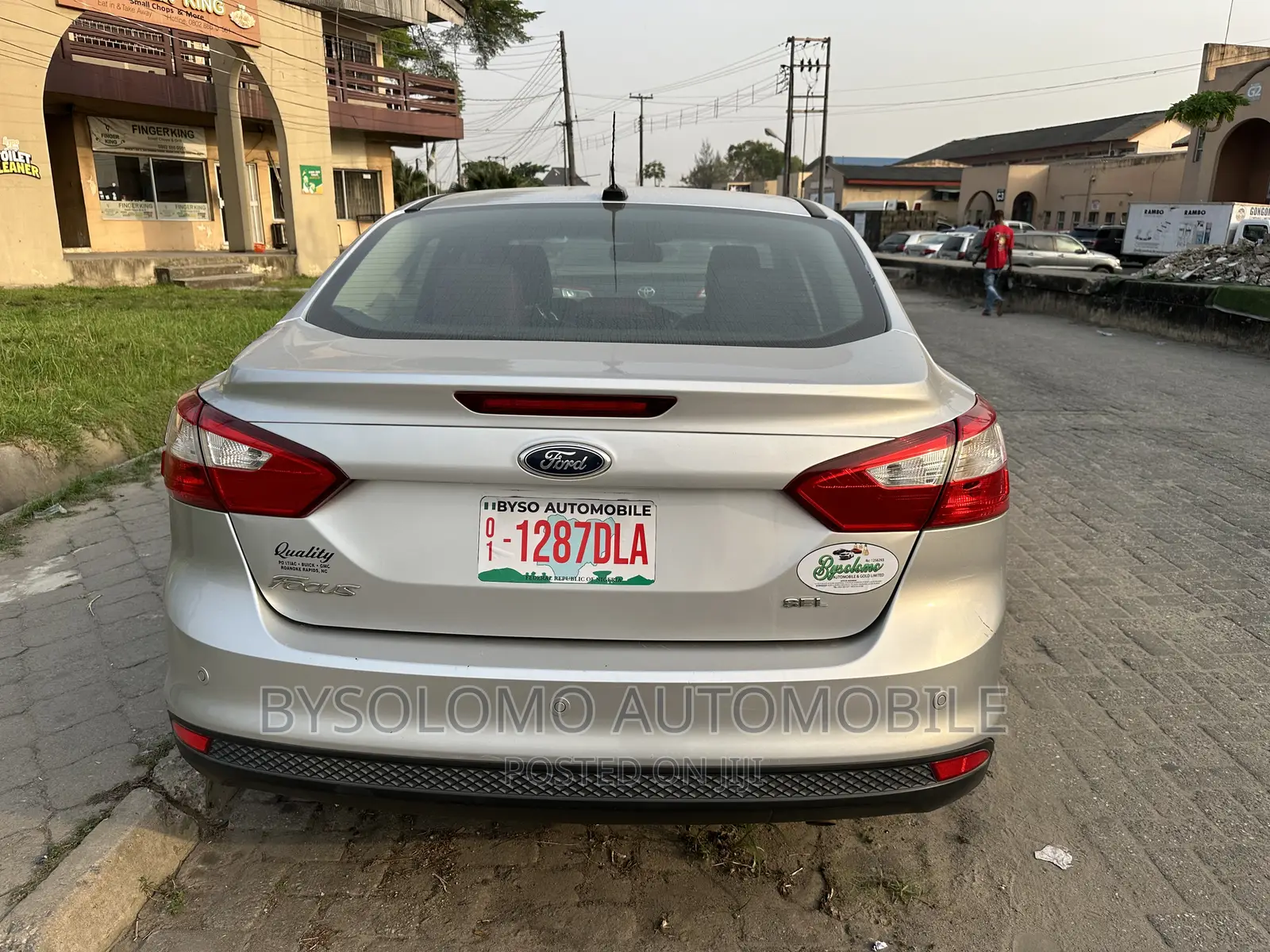 Ford Focus SEL Sedan FWD (2.0L 4cyl 6A) 2012 Silver