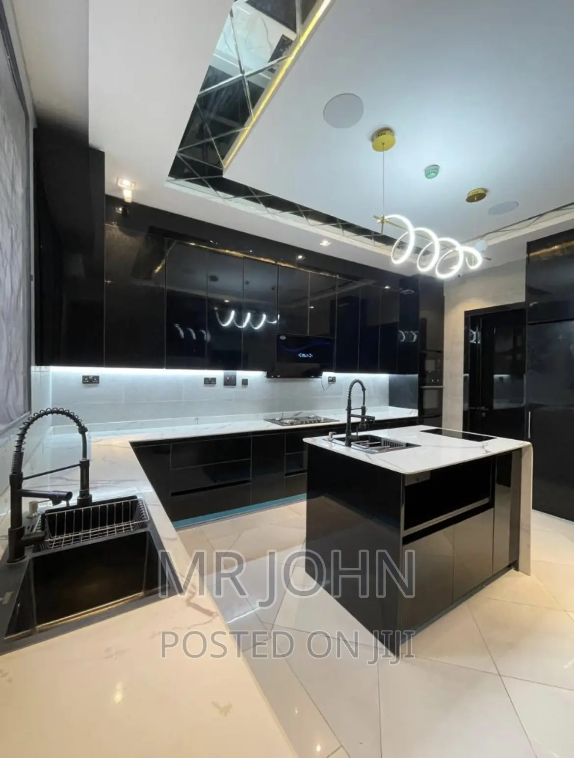 5bdrm Mansion in Lekki for sale