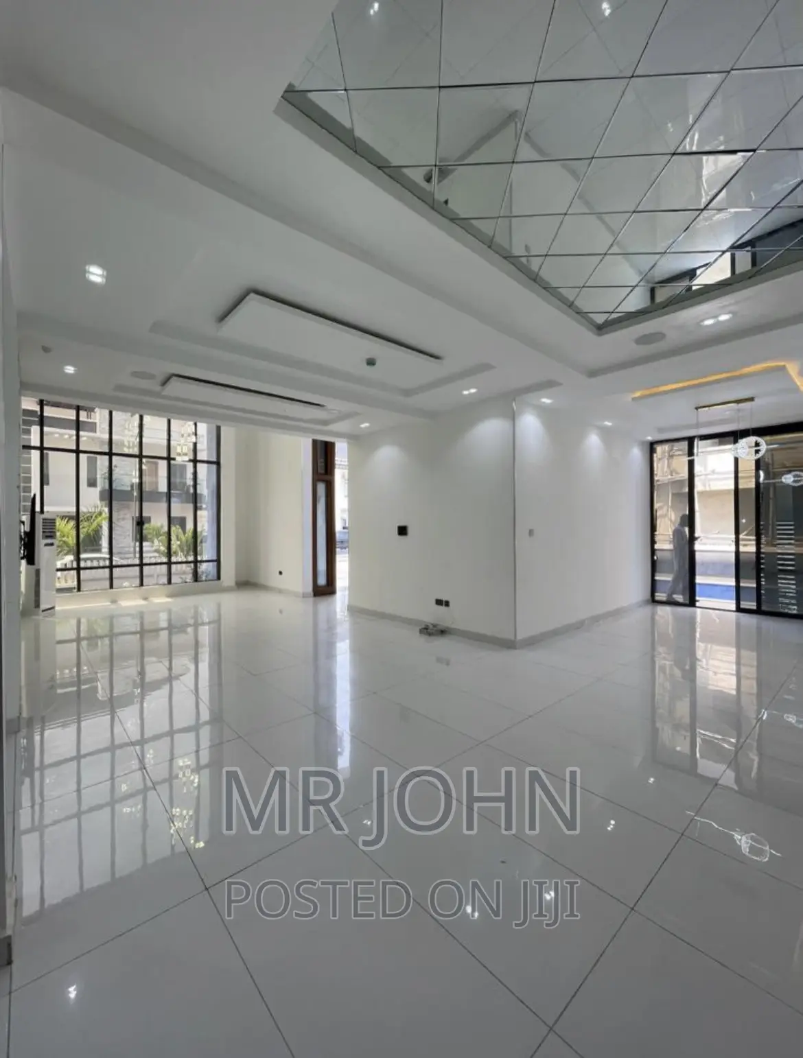 5bdrm Mansion in Lekki for sale
