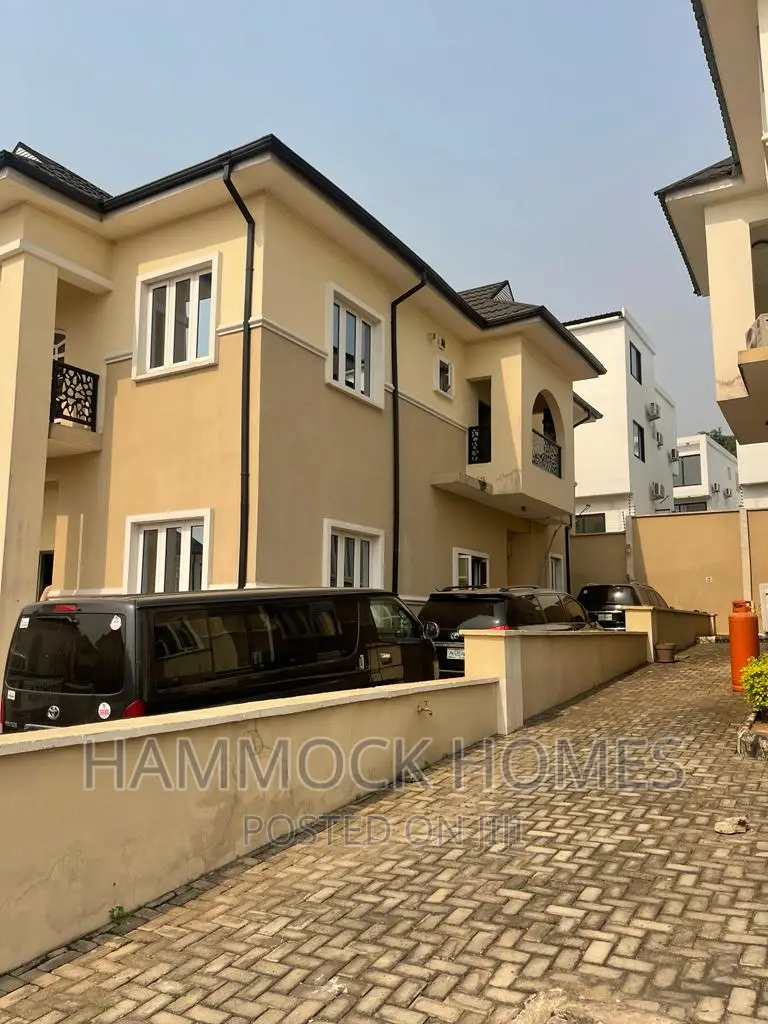 5bdrm Duplex in Agodi Gra for sale