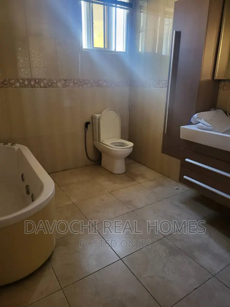 5bdrm House in Lekki County for sale