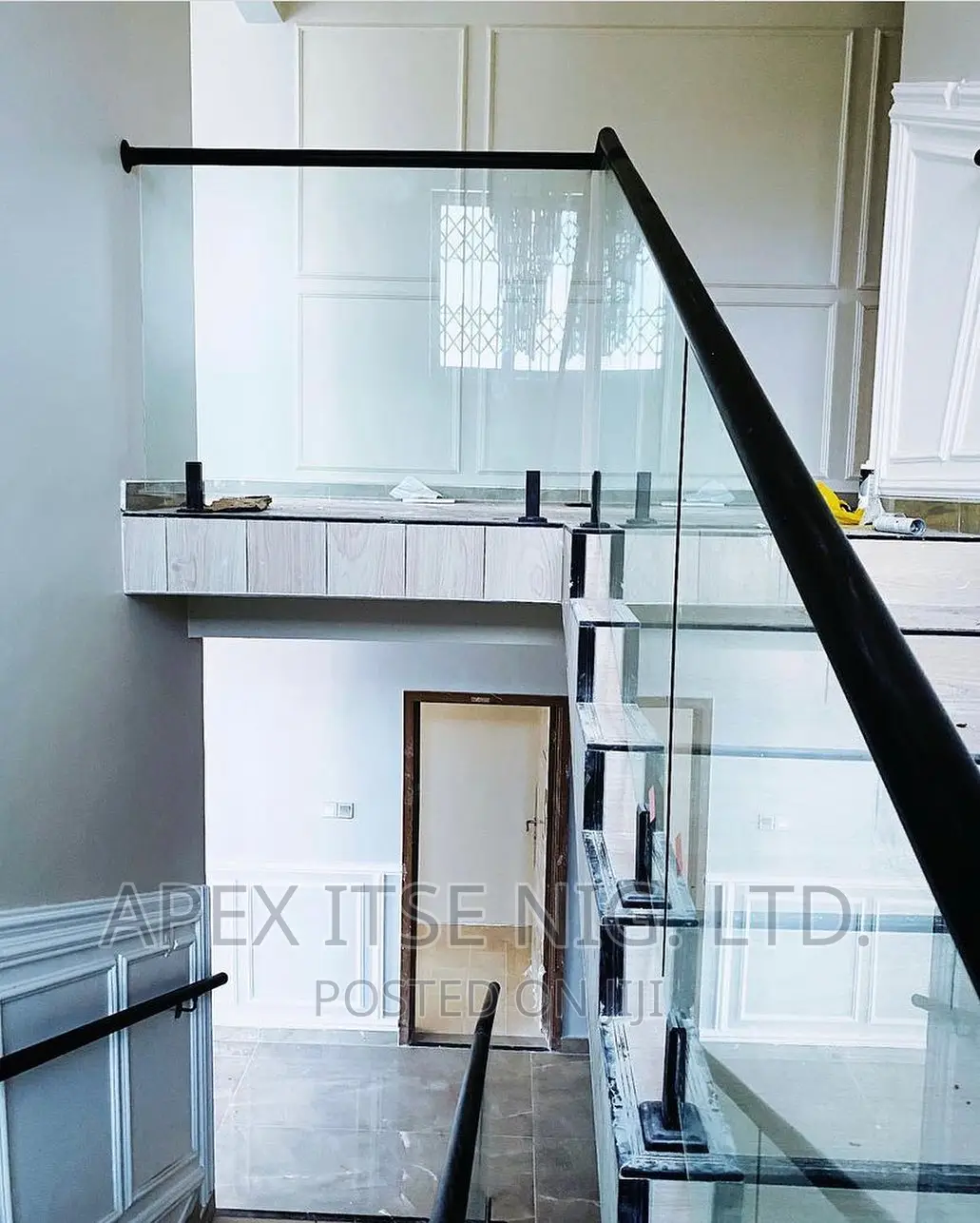 You Just Gonna Love This Glass Staircase
