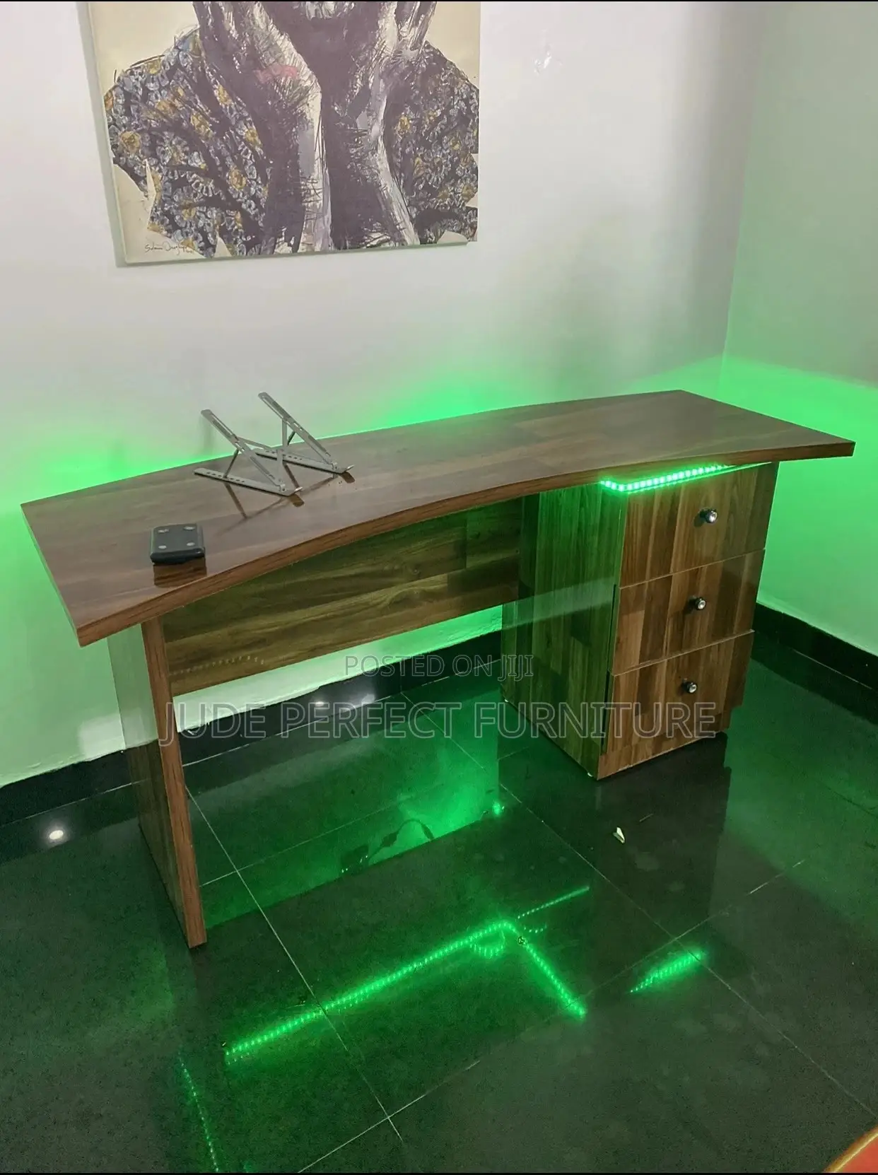 Quality Office Desk With Lights
