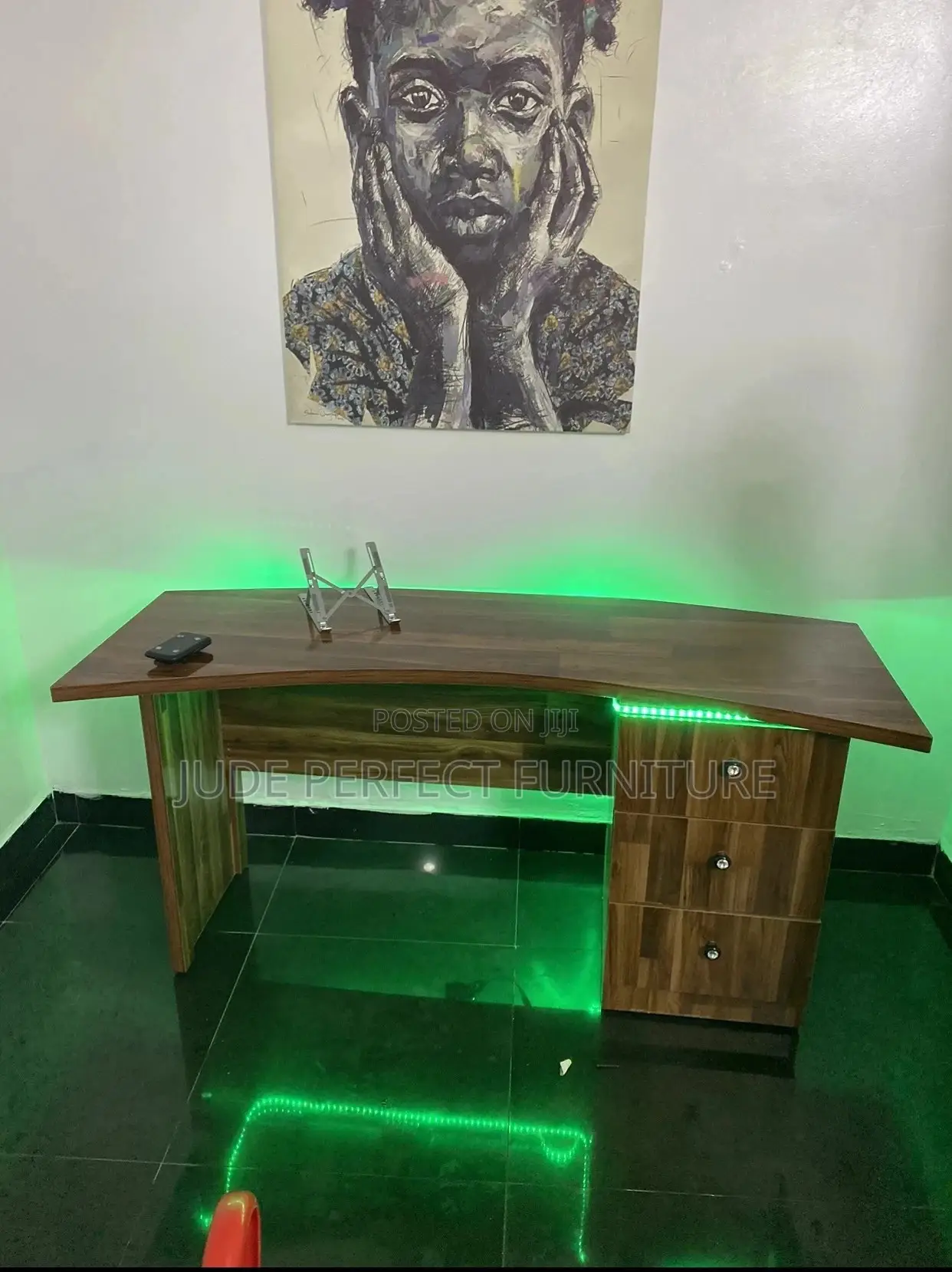 Quality Office Desk With Lights