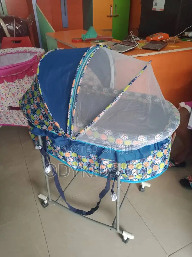 Baby Potable Rocking Bassinet With Foldable Tires