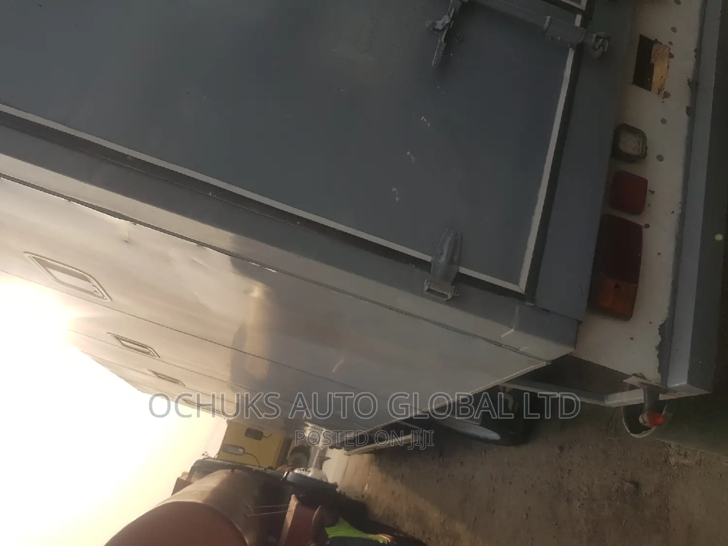 M/Benz Truck Container Body 814 Double Cabin