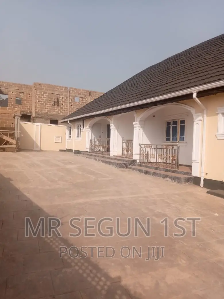 3bdrm Block of Flats in Ado Residential, Akala Express for rent