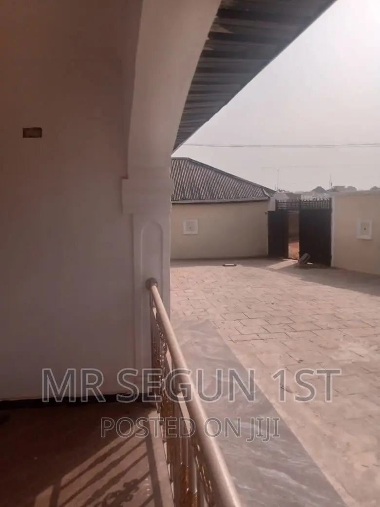 3bdrm Block of Flats in Ado Residential, Akala Express for rent