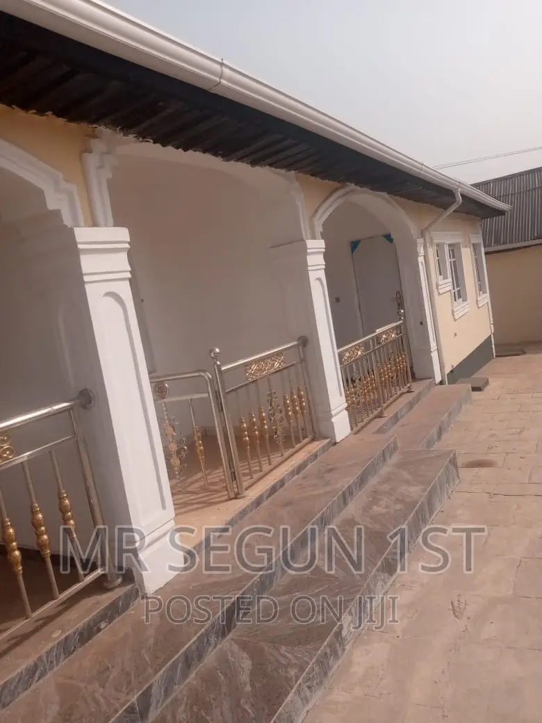 3bdrm Block of Flats in Ado Residential, Akala Express for rent