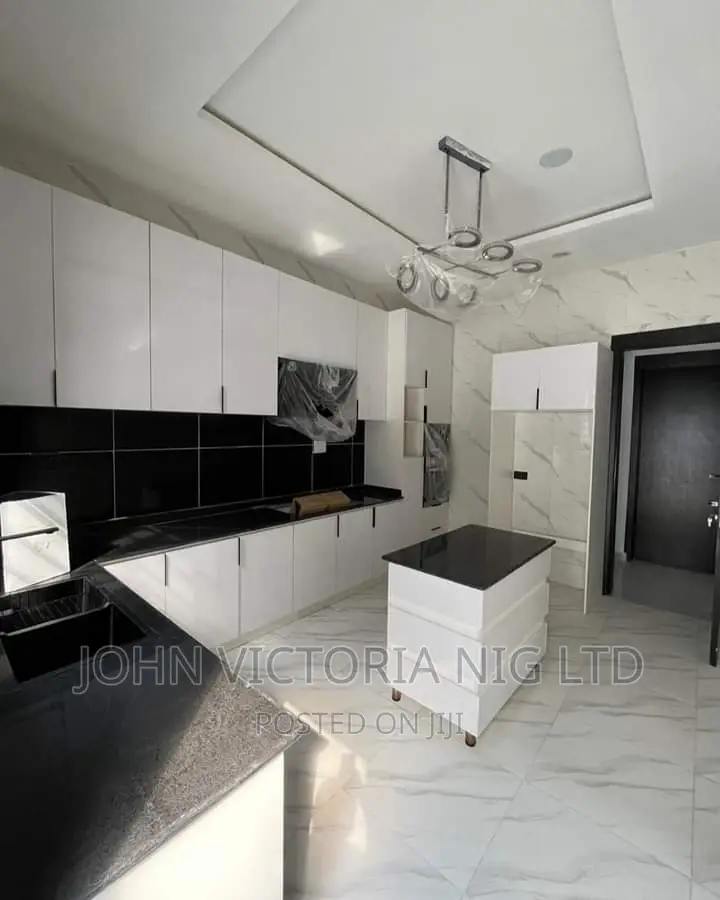 5bdrm Duplex in Vgc for sale