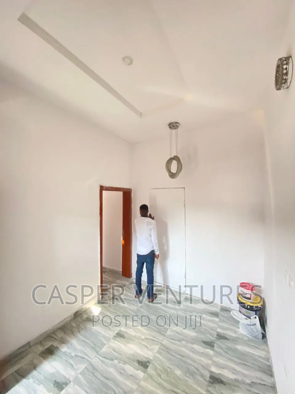 1bdrm Room & Parlour in Chevron for rent
