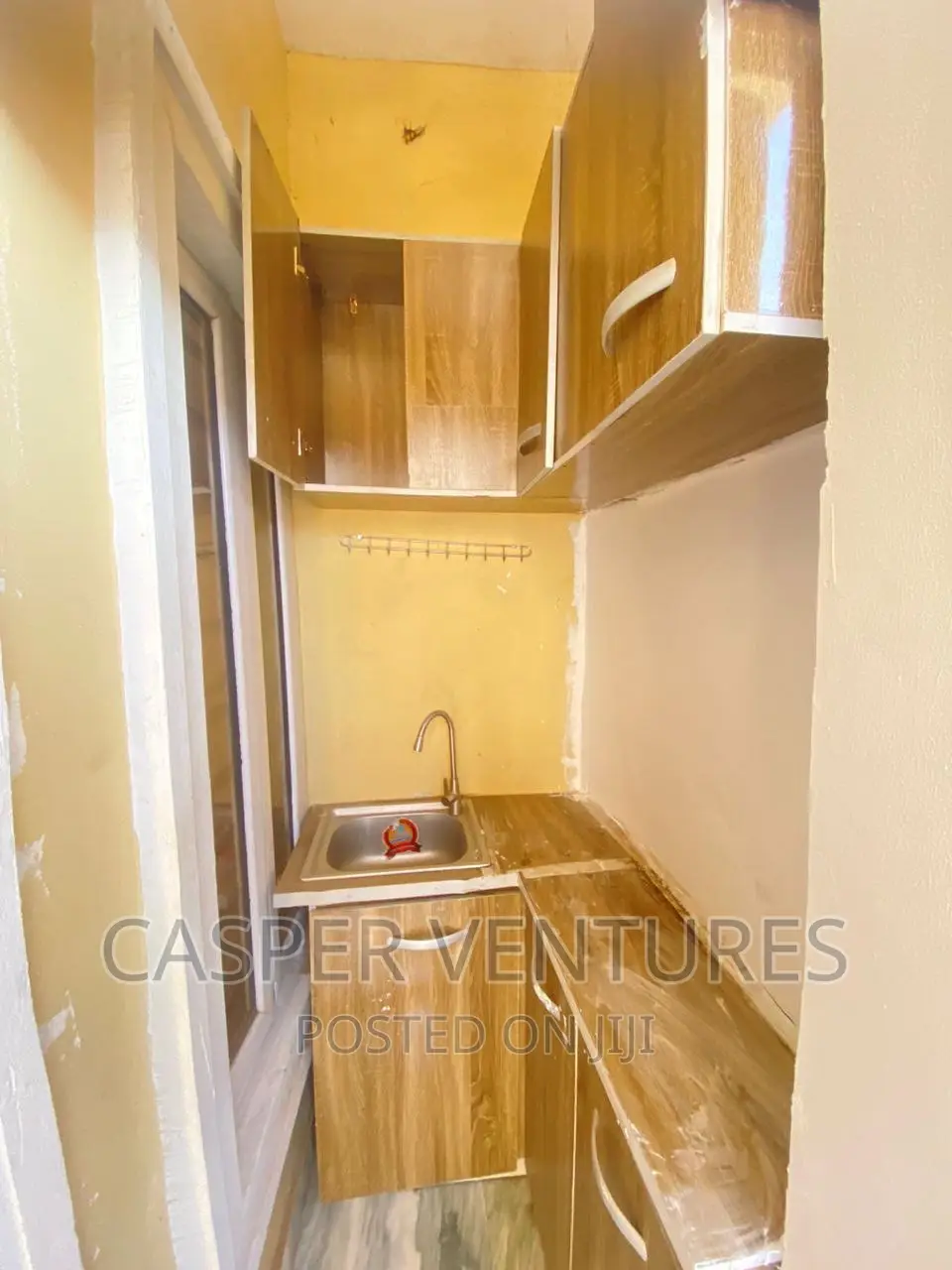 1bdrm Room & Parlour in Chevron for rent
