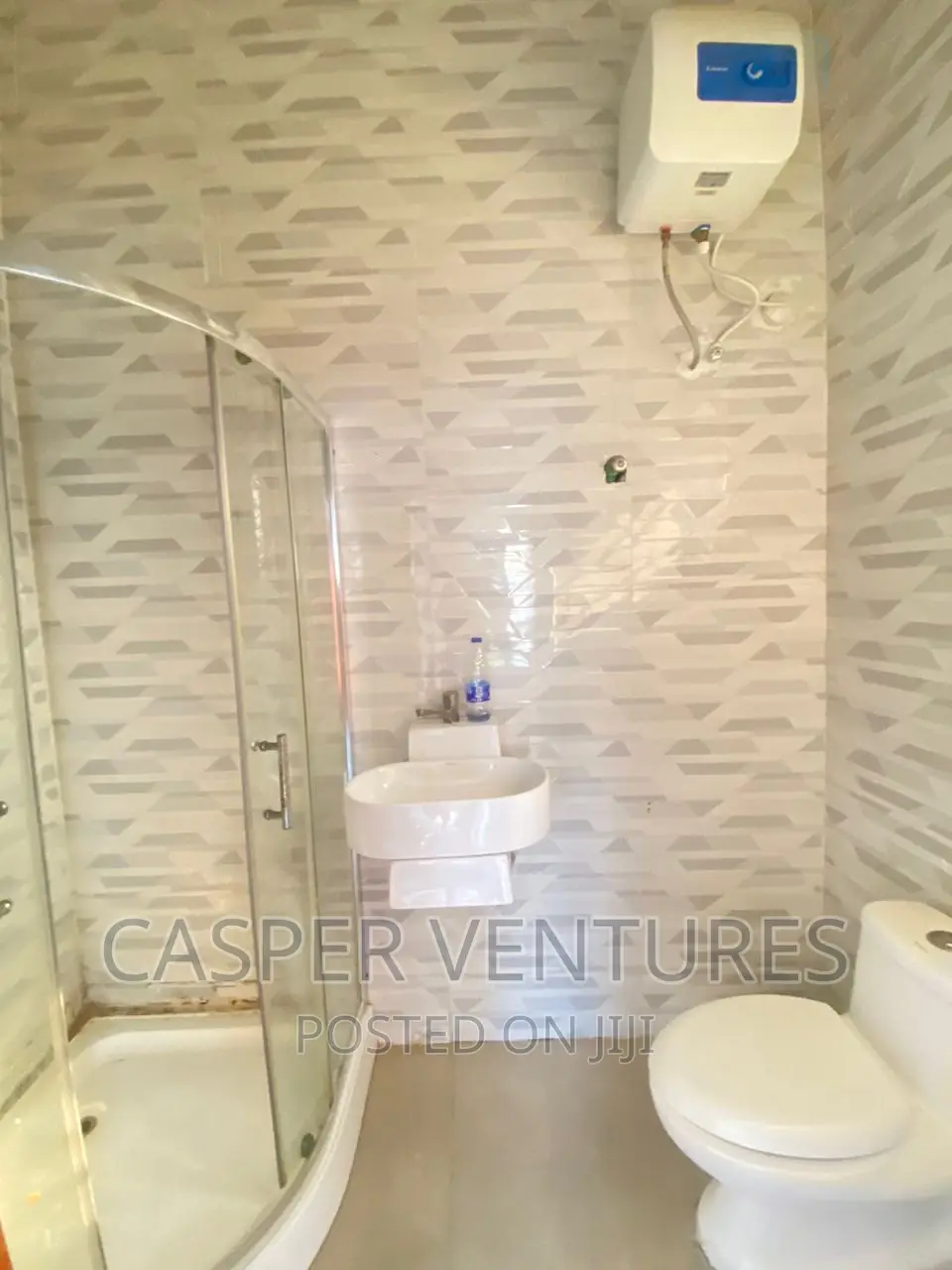 1bdrm Room & Parlour in Chevron for rent