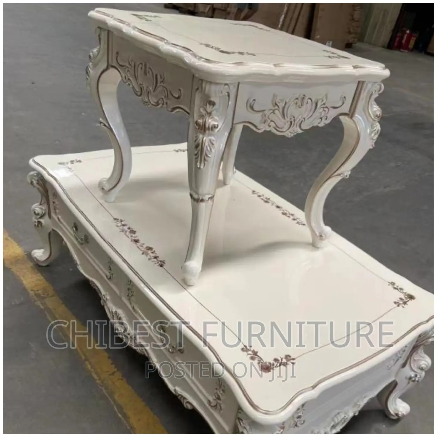 Standard Royal Center Table With Side Stools
