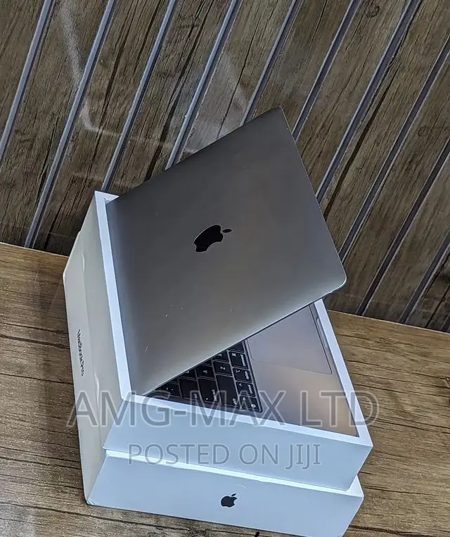 Laptop Apple MacBook Pro 2022 M2 8GB Apple M2 SSD 256GB