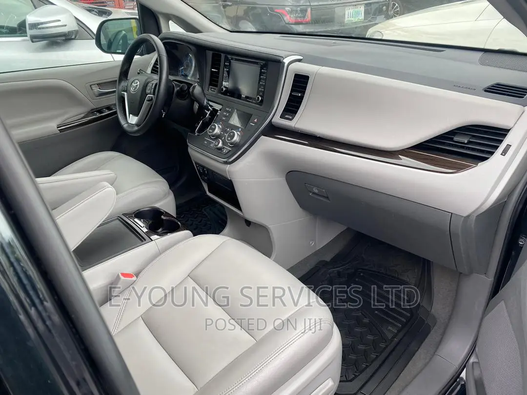 Toyota Sienna XLE FWD 2019 Black