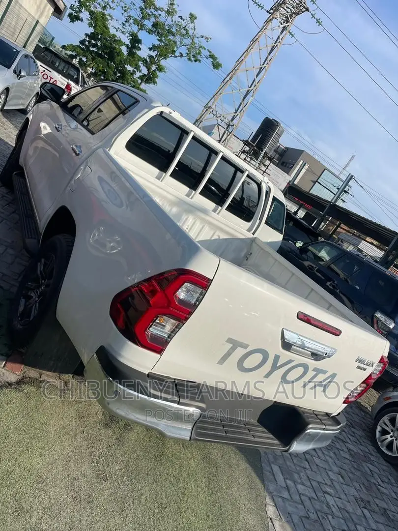 Toyota Hilux 2022 White