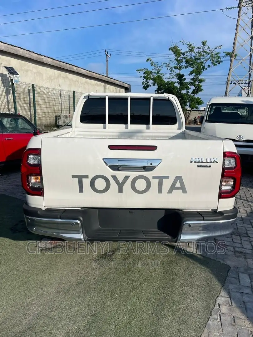 Toyota Hilux 2022 White